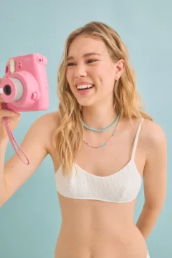 Top biquíni bandeau branco com textura miniflor