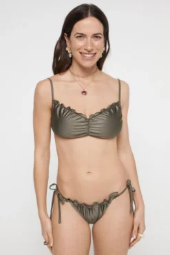 Top biquíni bandeau cor metalizada e decote franzido.