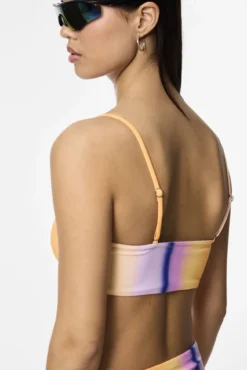 Top biquíni bandeau estampado.