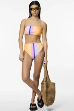 Top biquíni bandeau estampado.