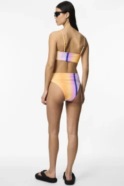 Top biquíni bandeau estampado.
