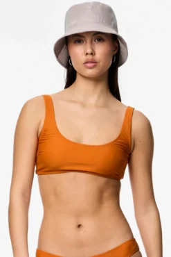 Top biquíni estilo bandeau.