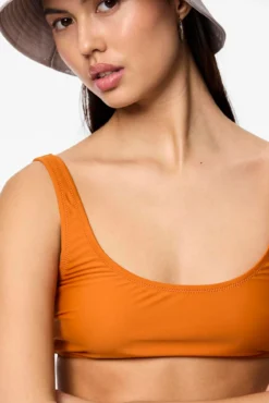 Top biquíni estilo bandeau.