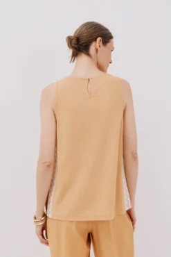 Top com detalhe de renda de crochet na lateral