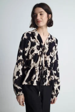 Top com estampado de laço