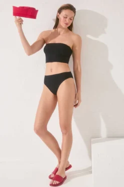 Top cropped cai-cai preto
