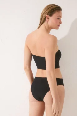 Top cropped cai-cai preto