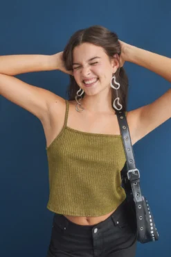 top cropped com alças lurex cáqui