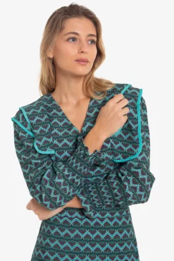 Top cropped com lapela e estampado geométrica