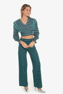 Top cropped com lapela e estampado geométrica