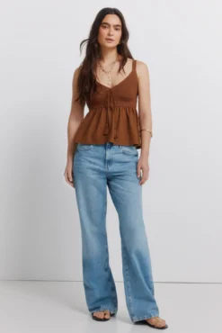 Top de alças em crochet com laço
