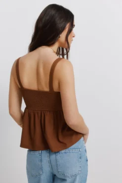 Top de alças em crochet com laço