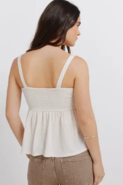 Top de alças em crochet com laço