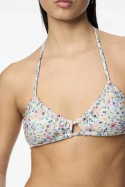 Top de biquíni com estampado de flores.
