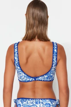 Top de biquíni triangular damasco com laços