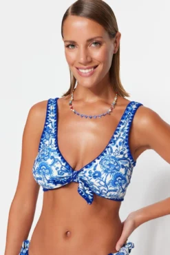 Top de biquíni triangular damasco com laços