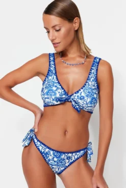 Top de biquíni triangular damasco com laços