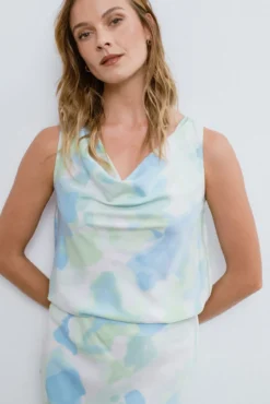 Top decote cascata em cetim com viscose