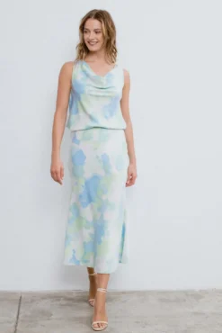 Top decote cascata em cetim com viscose