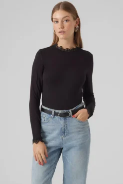 Top de manga comprida com detalhes em renda