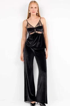 Top de veludo macio com detalhes de renda