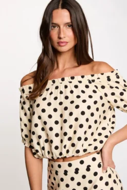 Top fluido com gola bardot
