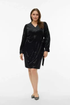 Top plus size com detalhes brilhantes