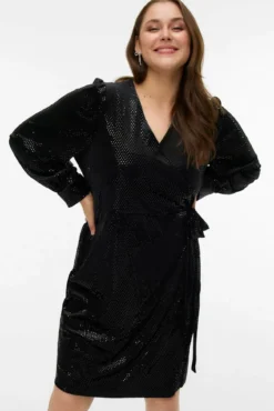 Top plus size com detalhes brilhantes