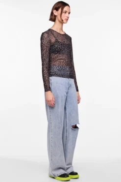 Top tule de manga comprida e print em leopardo