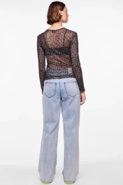 Top tule de manga comprida e print em leopardo