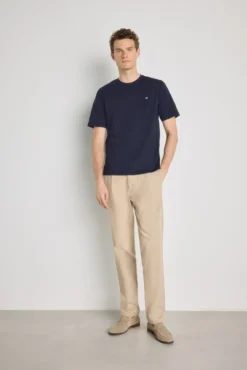 T-shirt básica com logo bordado