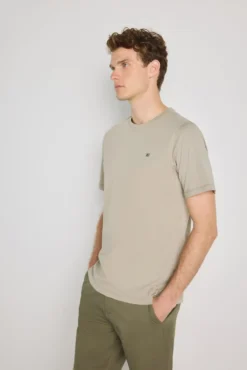 T-shirt básica com logo bordado