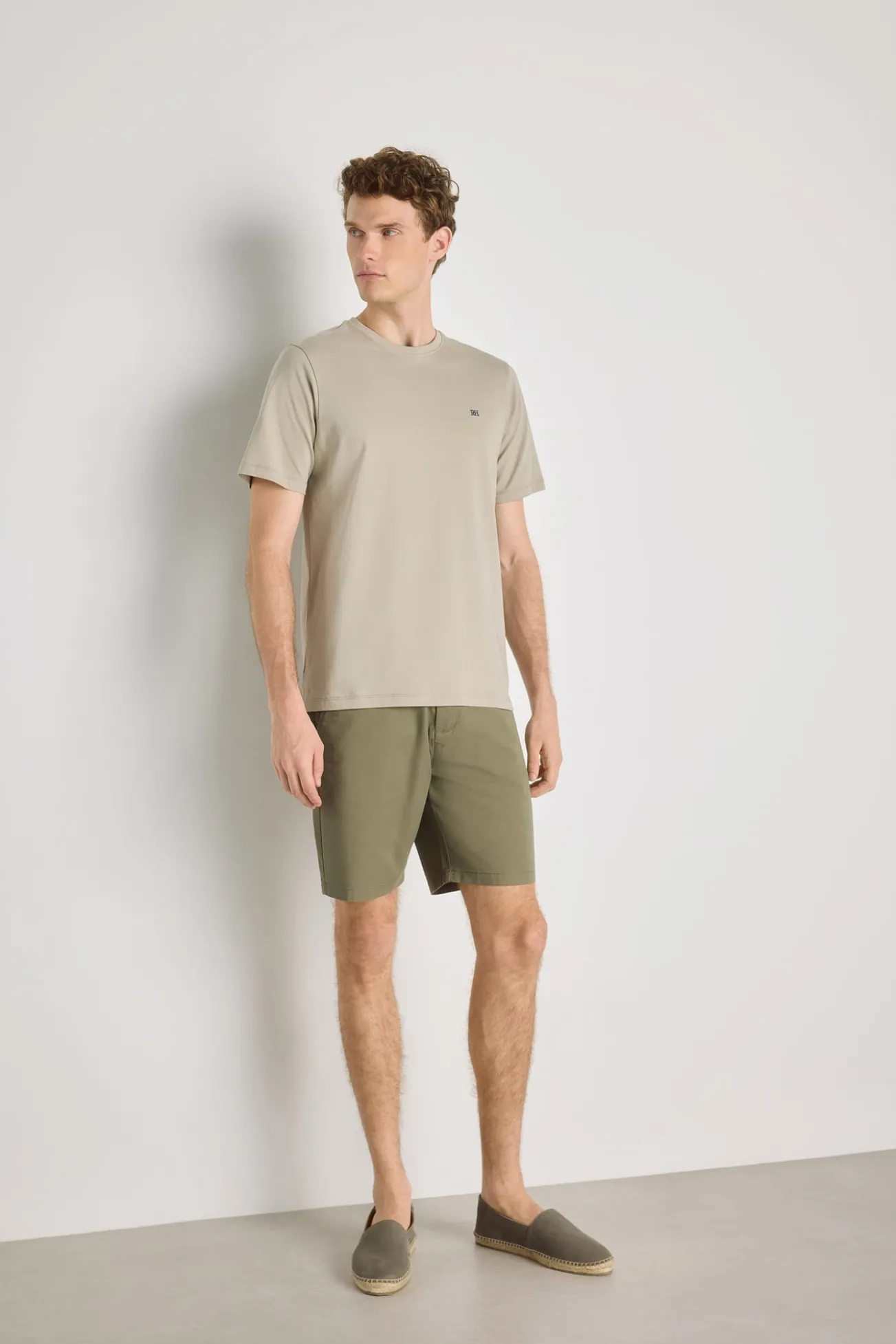 T-shirt básica com logo bordado