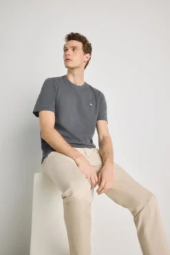 T-shirt básica com logo bordado