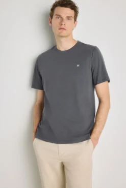 T-shirt básica com logo bordado