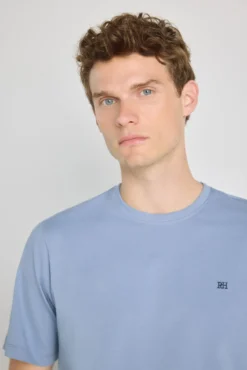T-shirt básica com logo bordado