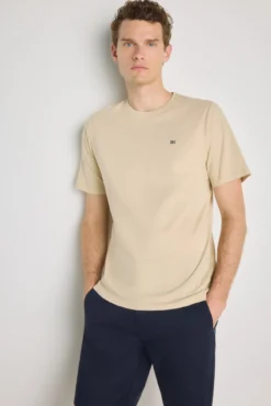 T-shirt básica com logo bordado
