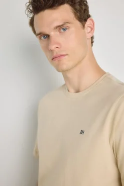 T-shirt básica com logo bordado