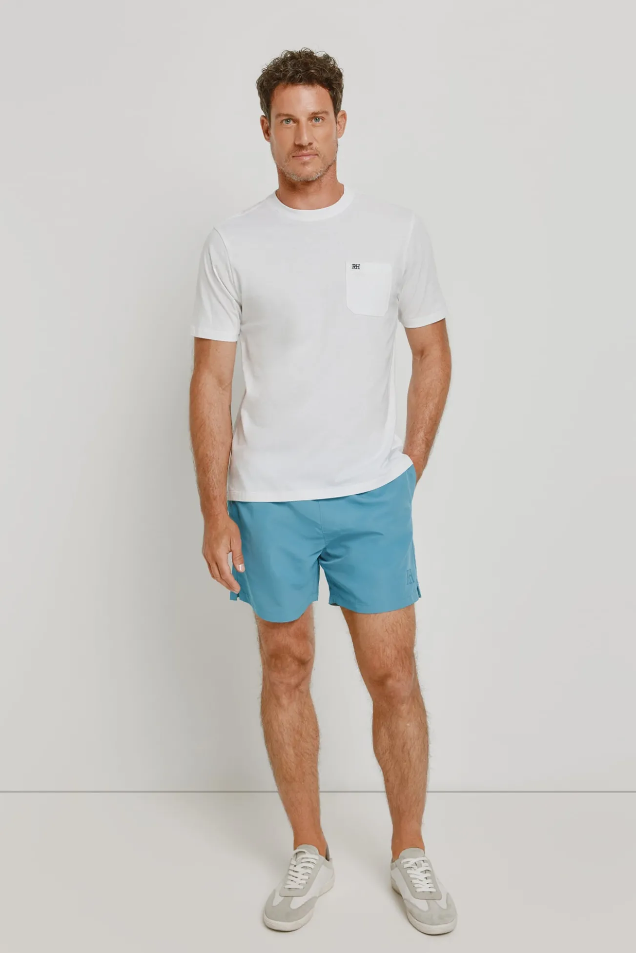 T-shirt básica com logo bordado