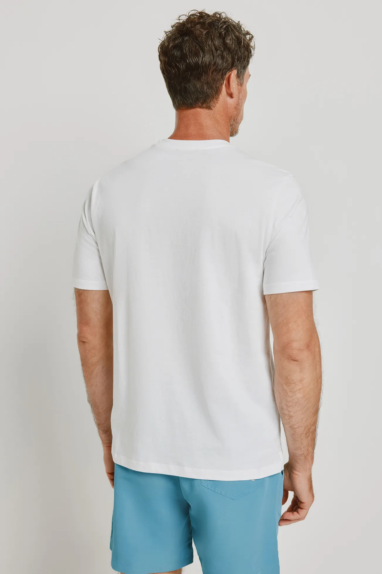 T-shirt básica com logo bordado