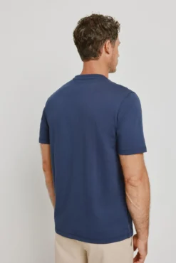 T-shirt básica com logo bordado