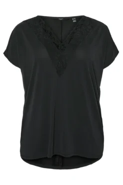 T-shirt básica com renda plus size