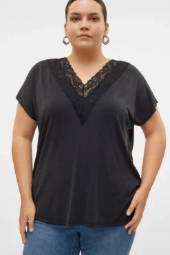 T-shirt básica com renda plus size