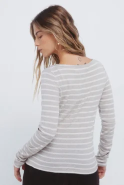 T-shirt com corte riscas