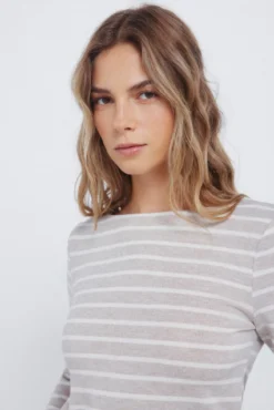 T-shirt com corte riscas