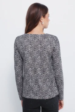 T-shirt com decote aberto