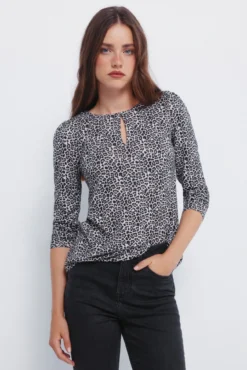 T-shirt com decote aberto