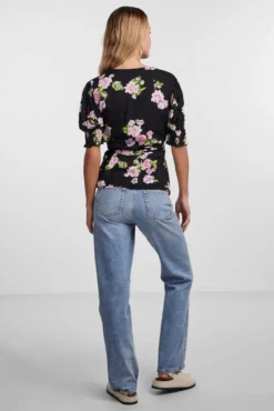T-shirt com decote cruzado.