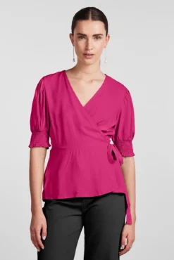 T-shirt com decote cruzado.