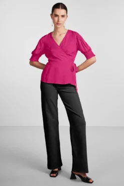 T-shirt com decote cruzado.